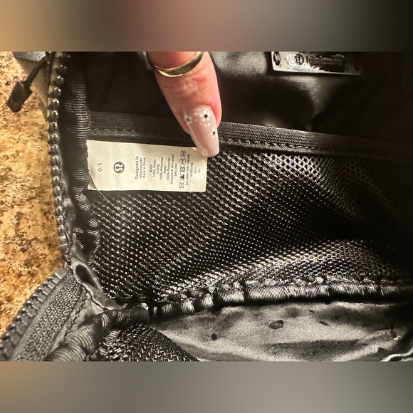 Lululemon “original” everywhere belt bag - Picture 6 of 10